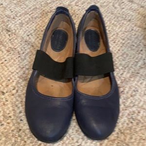 Montana Flats, Leather / elastic Strap/ Dillards